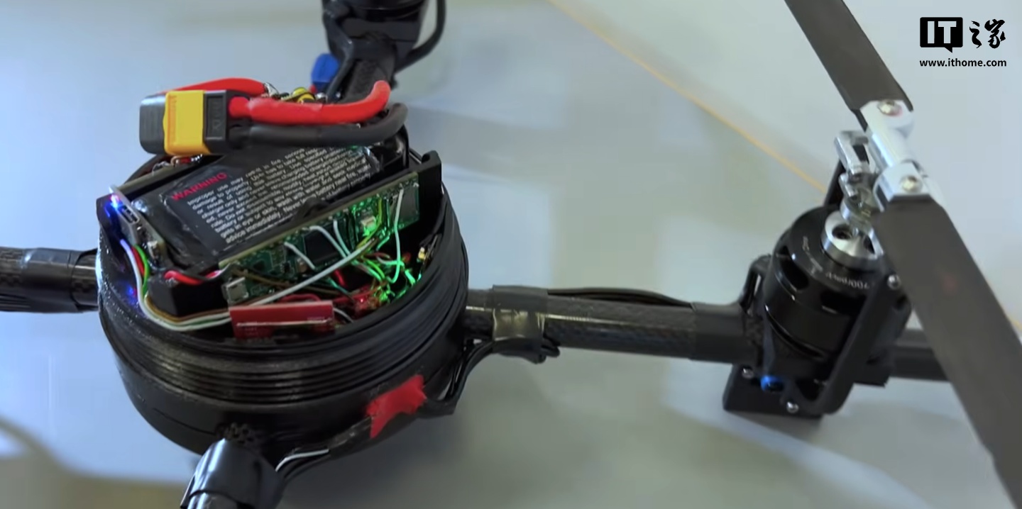 可在游泳和飞行间无缝切换，学生用 3D 打印自制“潜水无人机”