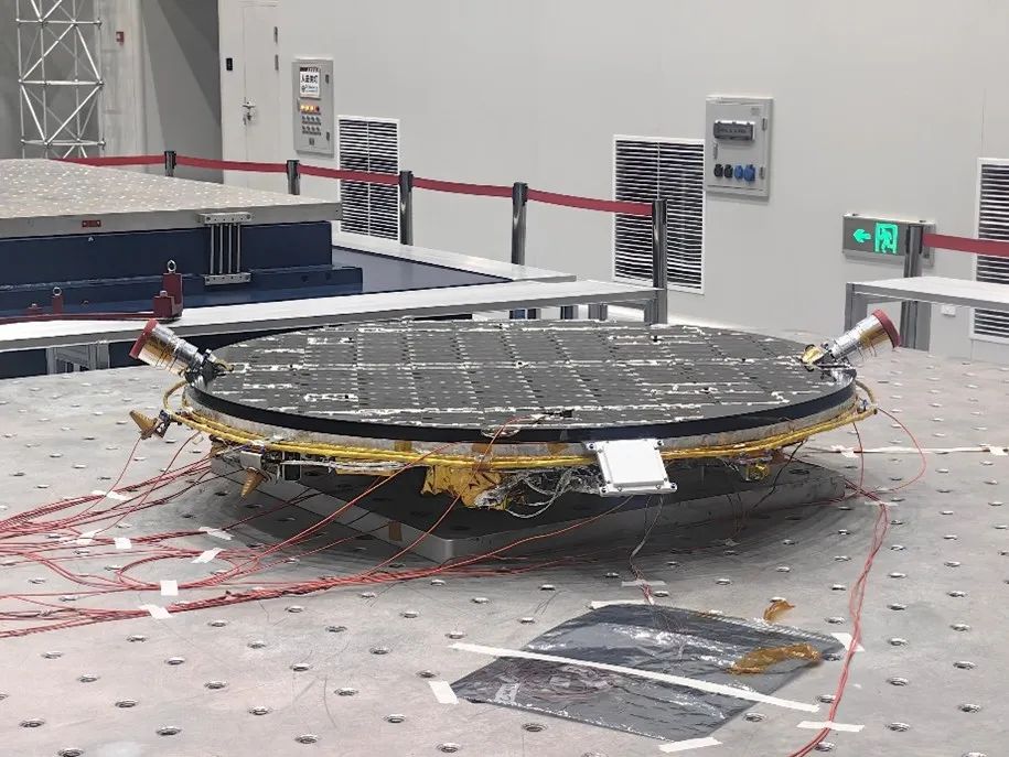 国际首颗超扁平磁盘卫星“紫丁香三号”完成总装：哈工大学生团队研制，年内发射