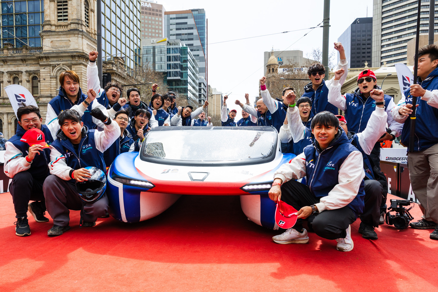 香港学生自制太阳能车斩获世界太阳能车挑战赛冠军，横跨澳大利亚 3021 公里