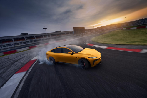 新手开新能源车没底气?东风奕派 eπ007 操控顺手,15 万级闭眼入。