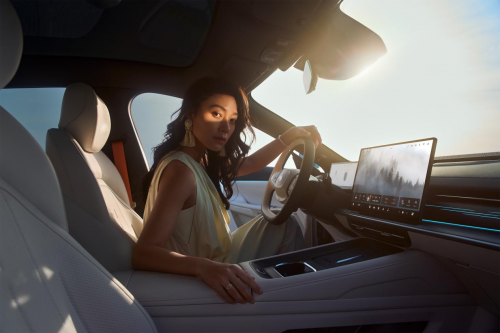 新手开新能源车没底气?东风奕派 eπ007 操控顺手,15 万级闭眼入。