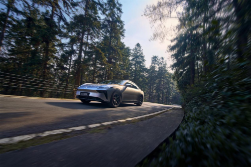 新手开新能源车没底气?东风奕派 eπ007 操控顺手,15 万级闭眼入。