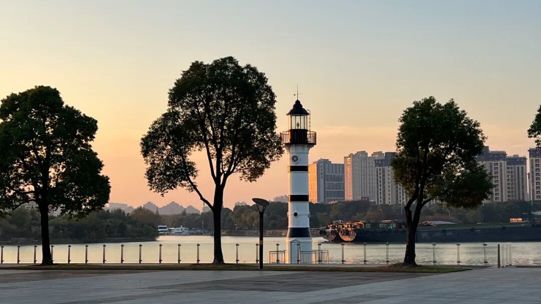 蚂蚁集团发布全模态通用AI助手“灵光”:支持30秒生应用