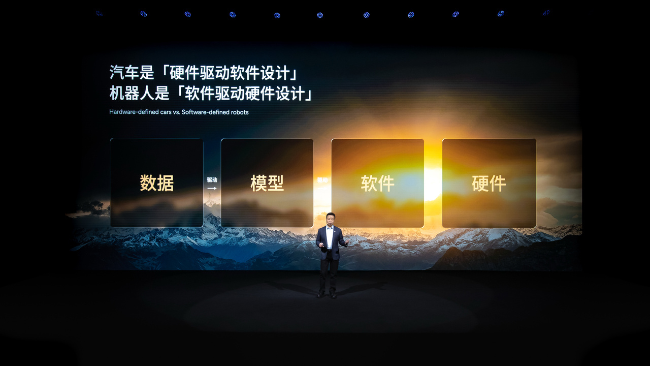 猫步走得像人一样、目标明年底量产，小鹏发布全新一代人形机器人 IRON