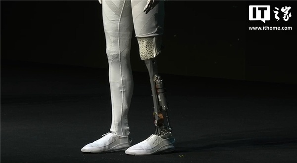 打破“真人伪装”谣言！小鹏直播剪开人形机器人 IRON 外衣、肌肉
