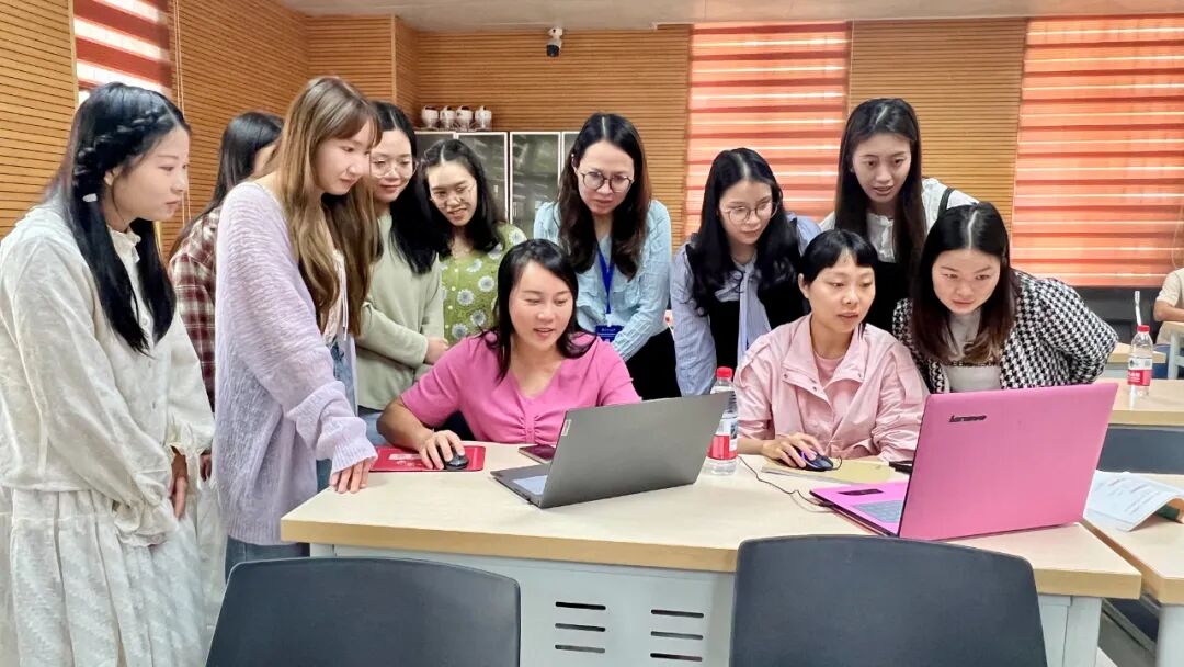 小鹏机器人IRON丝滑“猫步”亮相,惊艳全网。氛围编程继续流行热度不减,一线中小学教师创作热情高涨