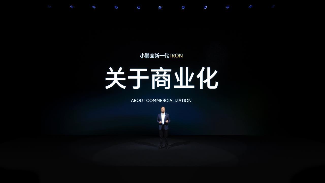 猫步走得像人一样、目标明年底量产，小鹏发布全新一代人形机器人 IRON