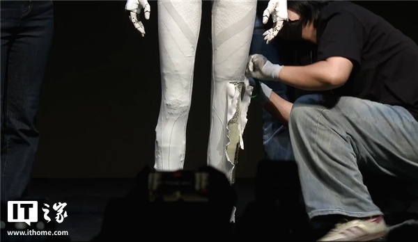 打破“真人伪装”谣言！小鹏直播剪开人形机器人 IRON 外衣、肌肉