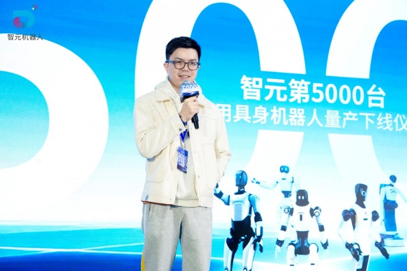 智元机器人累计下线破5000台，国产人形机器人产业化加速